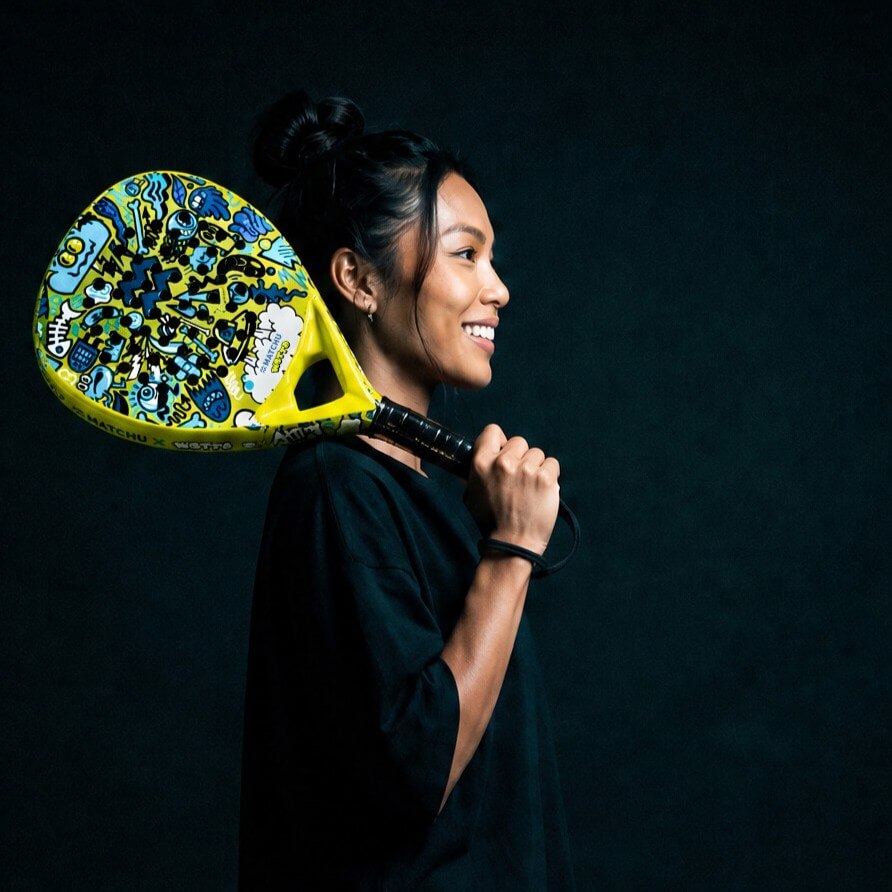 Stimmungsfoto: Frau mit Padel-Schläger